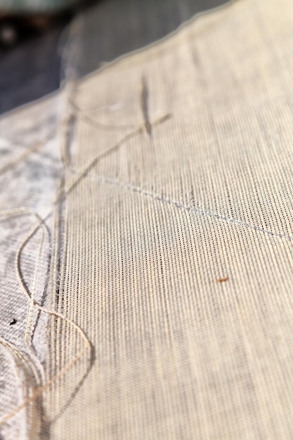 detal haftu na lnianej tkaninie