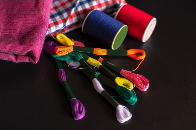 stos tkanin do haftu